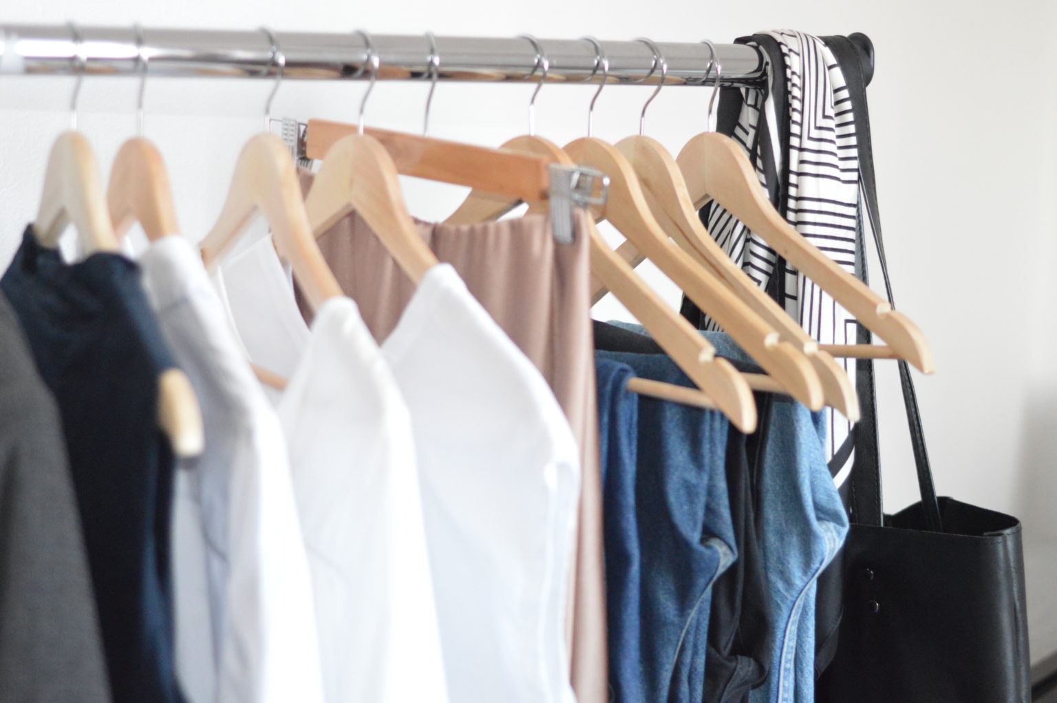 Capsule wardrobe organization - Pret a Collection